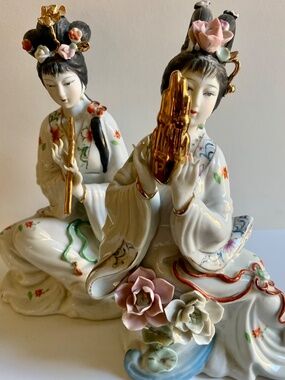 Vintage Chinese Yigi Porcelain Geisha Figurines – Hand-Painted, Gilt Accents
